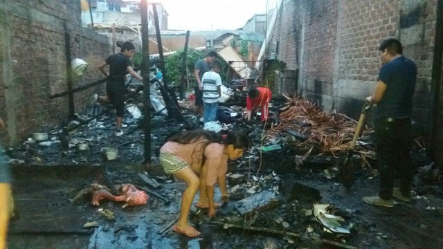 Humilde familia quedó literalmente en la calle tras incendiarse su vivienda en Chimbote