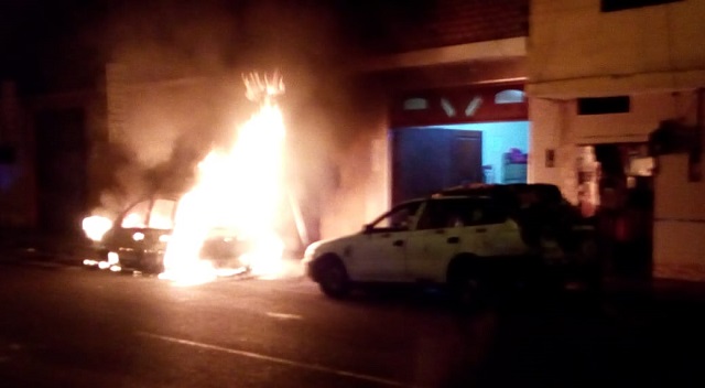 Automóvil de periodista se incendió en la puerta de su casa en Chimbote y teme represalias