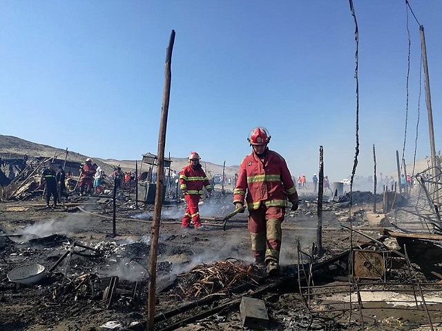 Chimbote: Incendio dejó en escombros 7 ranchos en “Ampliación Villa Los Jardines”
