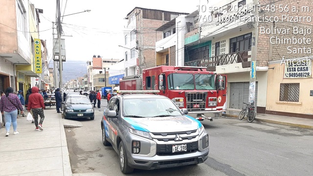 Bomberos apagan incendio en el segundo piso de una vivienda en el centro de Chimbote