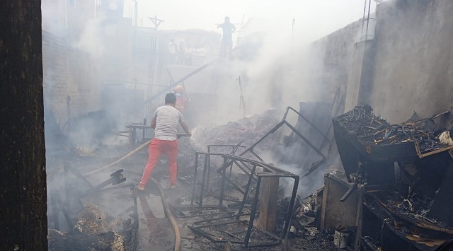 Bomberos y serenos apagaron las llamas que quemaron una tapicería en Chimbote
