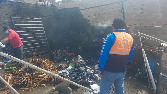 Bomberos con apoyo del serenazgo apagan incendio en cevichería de Chimbote