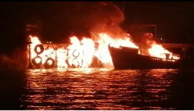 Reportan incendio en muelle de Chimbote con daños en embarcación pesquera (VIDEO)