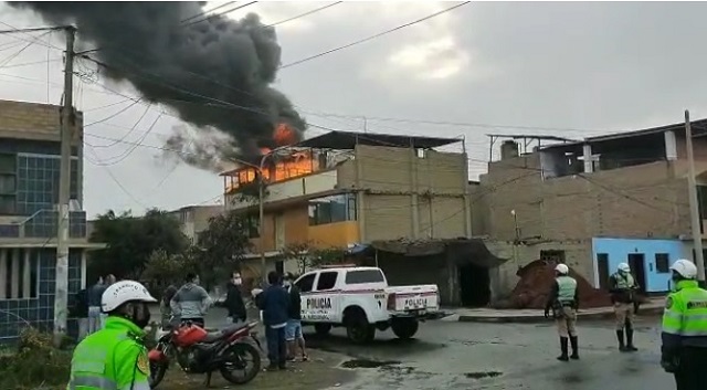 Bomberos, policías y agentes de serenazgo controlan incendio en vivienda de Chimbote