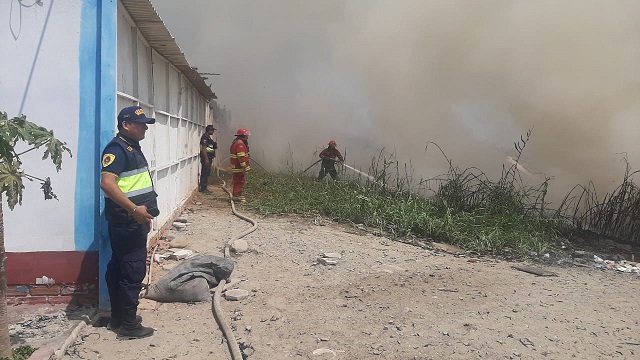 Chimbote: provocan incendio forestal cerca a iglesia evangélica y al mercado La Perla 