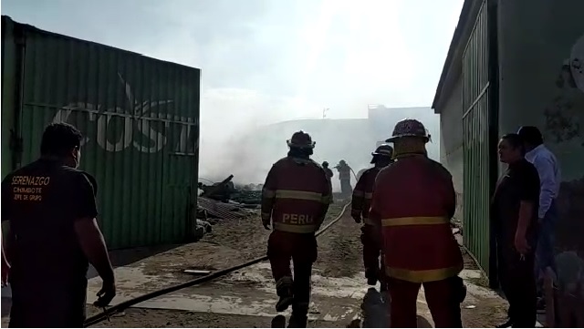 Bomberos y serenos actuaron rápido para apagar incendio en exlocal de Costa Gas en Chimbote