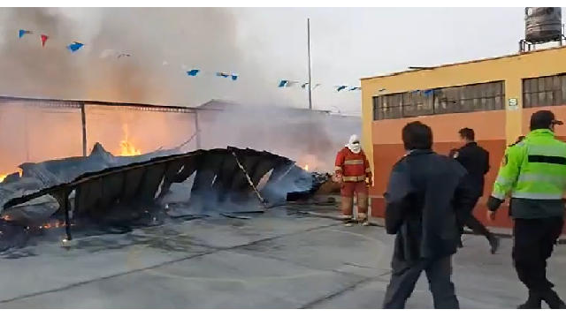 Voraz incendio en almacén de colegio Miguel Grau en Nuevo Chimbote