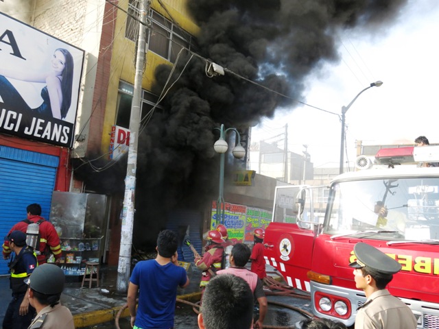 Pavoroso incendio en edificio “Jhonny Cuba” deja pérdidas cuantiosas
