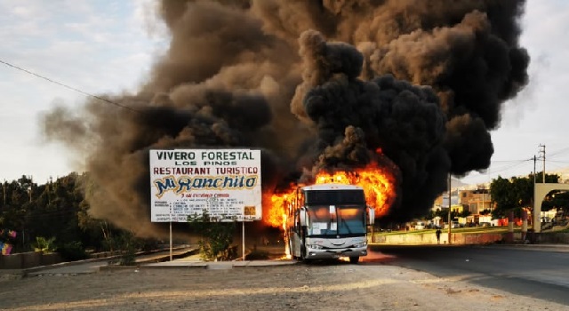 Bus interprovincial se prende en llamas frente al Vivero Forestal de Chimbote