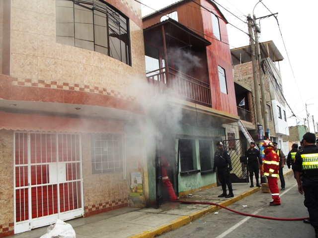 Bomberos y agentes del serenazgo apagan incendio a tiempo y evitan una tragedia mayor en Chimbote