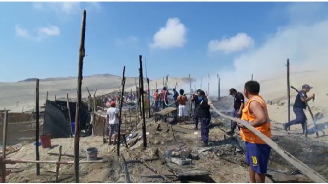 Fuego arrasa 15 ranchos en la “Ampliación Vista al Mar” en Chimbote