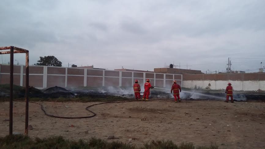 Chimbote: Bomberos controlan incendio producido en interior de colegio Inmaculada 