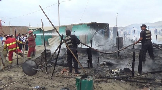 Incendio deja en escombros tres ranchos en “Los Constructores” de Nuevo Chimbote