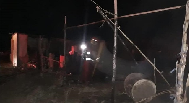 Voraz incendio deja en escombros 4 ranchos en ampliación de pueblo Río Santa en Nuevo Chimbote