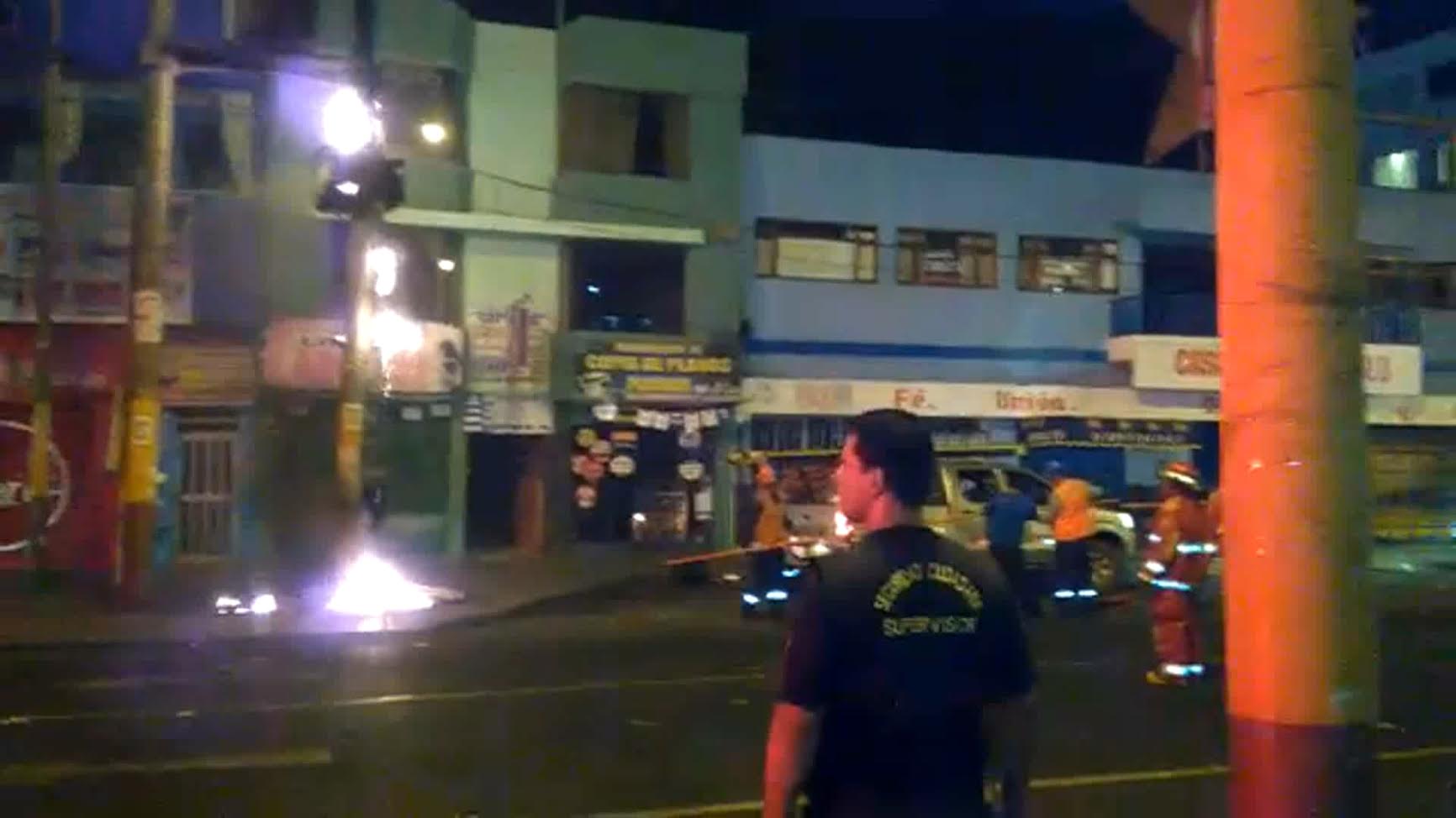 Incendio en postes de luz en avenida Pardo fue controlado por accionar conjunto