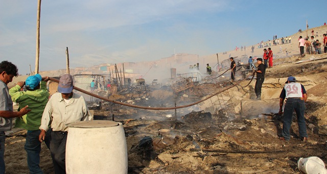 Dantesco incendio Nuevo Chimbote deja en escombros 20 ranchos
