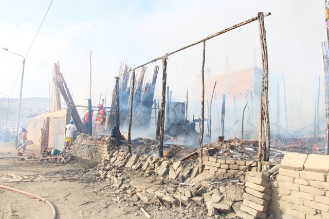 Chimbote: Incendio deja 31 modestas casas reducidas a escombros en “Sánchez Milla”
