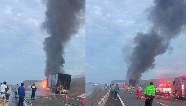 Un tráiler de carga se prende en llamas en la Panamericana Norte, en Huarmey