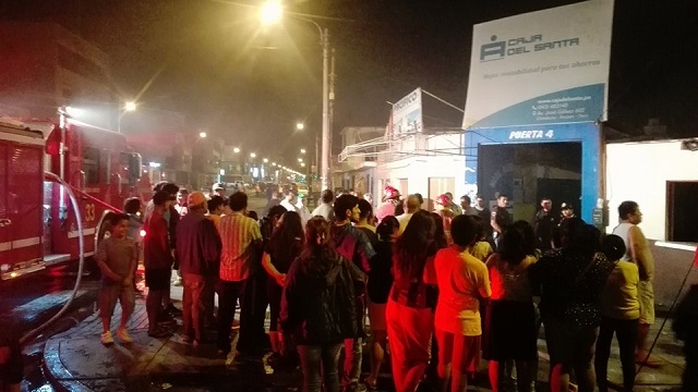 Incendio en puesto de abarrotes causó pánico en comerciantes de mercado en Chimbote