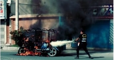 Mototaxi se prende en llamas a un costado de la plaza mayor de Nuevo Chimbote