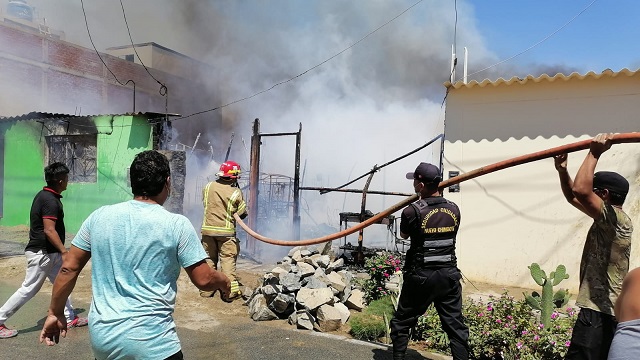 Voraz incendio deja en escombros 4 viviendas en Nuevo Chimbote