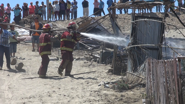 Explosión de balón de gas desató voraz incendio en Nuevo Chimbote y dejó en escombros 25 ranchos