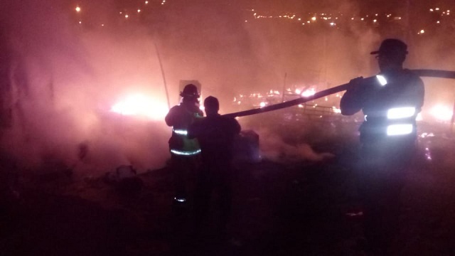 Voraz incendio deja en escombros dos ranchos en pueblo “Ampliación El Satélite” en Nuevo Chimbote