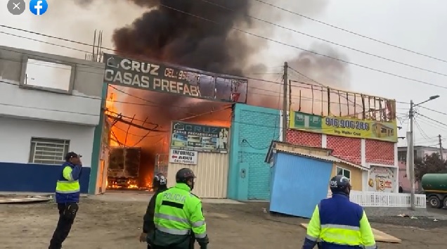 Voraz incendio en local de producción de casas prefabricadas en Nuevo Chimbote