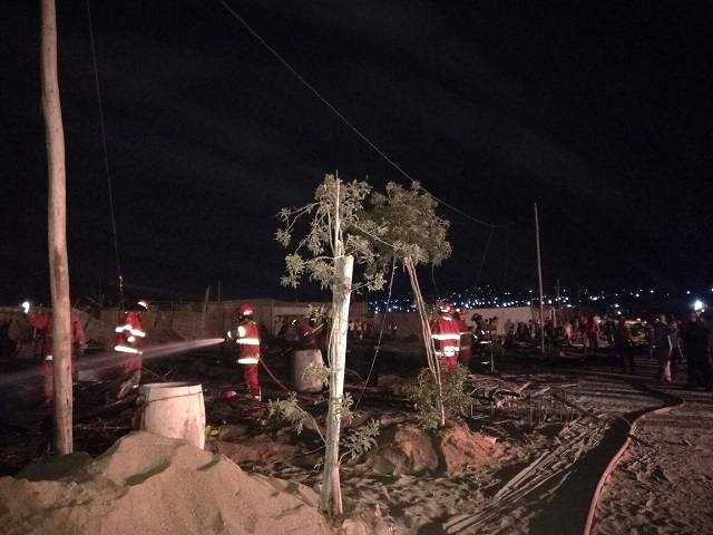 Incendio deja en escombros 8 ranchos en pueblo de la zona sur de Nuevo Chimbote