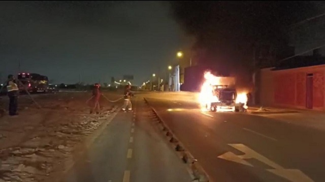 Camión frigorífico se incendia en la avenida La Marina, en Nuevo Chimbote