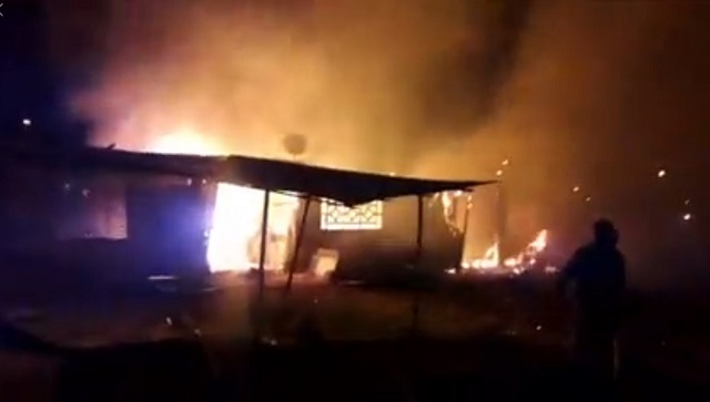 Voraz incendio dejó en escombros tres ranchos en pueblo de Nuevo Chimbote