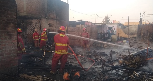 Voraz incendio deja en escombros cuatro viviendas en Nuevo Chimbote
