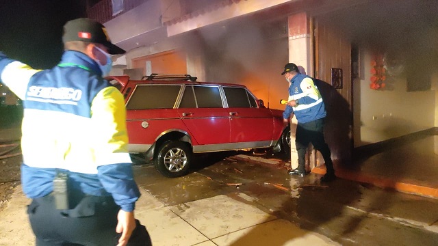Nuevo Chimbote: bomberos y serenos apagan llamas que envolvían automóvil dentro de vivienda