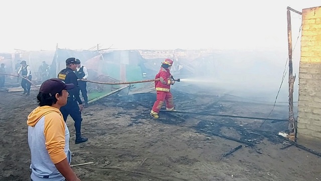 Voraz incendio dejó en escombros seis viviendas en Nuevo Chimbote