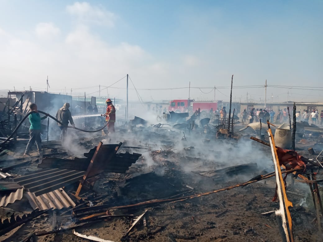 Dantesco incendio arrasa 60 viviendas en asentamiento humano Yoselin Álvarez en Nuevo Chimbote (VIDEO)
