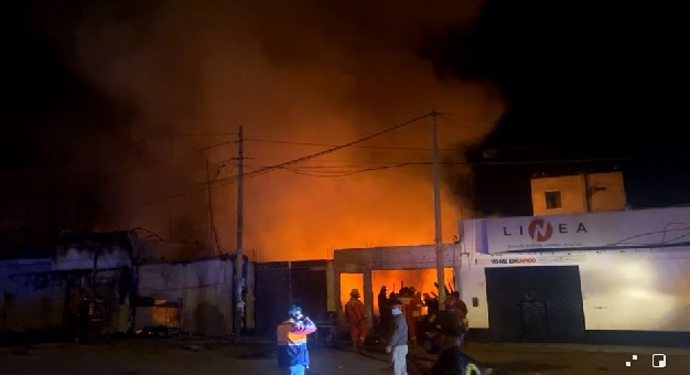 Incendio de grandes proporciones se registra en avenida Pacífico en Nuevo Chimbote