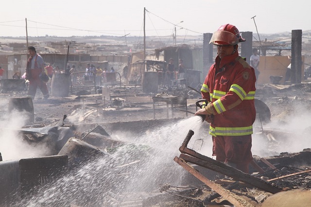 Voraz incendio deja en escombros 30 ranchos en pueblo Julia Barreto de Nuevo Chimbote