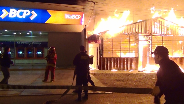 Propietario de pollería Napos denunció que incendio se originó por cortocircuito