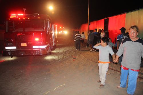 Nuevo Chimbote: 13 viviendas quedaron reducidas en cenizas en pueblo joven Villa Municipal