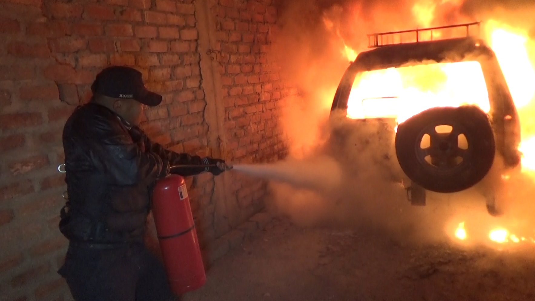 Nuevo Chimbote: incendio de vehículo en una cochera causó alarma en vecinos de “Garatea”