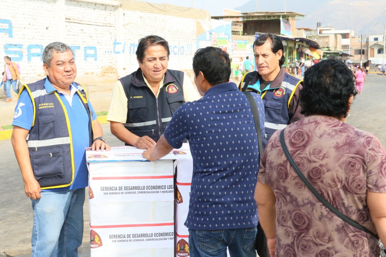 Municipio informa a comerciantes de mercado El Progreso sobre trámite de licencias