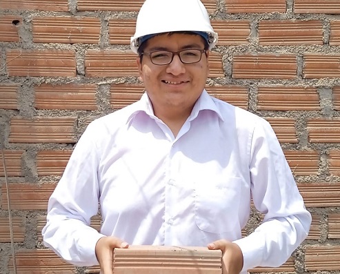 Joven ingeniero convierte los relaves mineros en ladrillos de construcción 