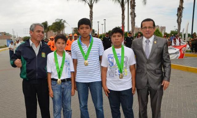 Reconocen a escolares ingresantes a Colegio Secundario Presidente del Perú 