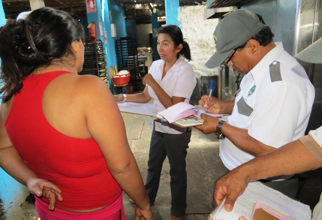 Hallan productos en mal estado en panaderías y restaurantes de Santa