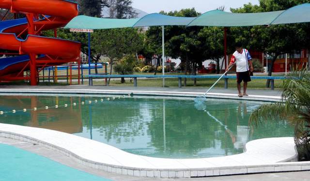  Verifican estado de higiene y salubridad de piscinas en Chimbote