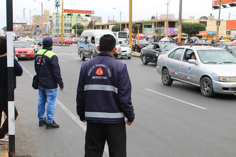 Transportes  recomienda a empresas de servicio público evitar que vehículos sean manejados por extranjeros