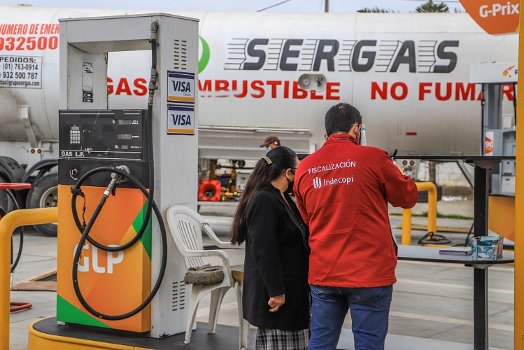 Municipio e Indecopi verifican en grifos de Chimbote venta de combustible