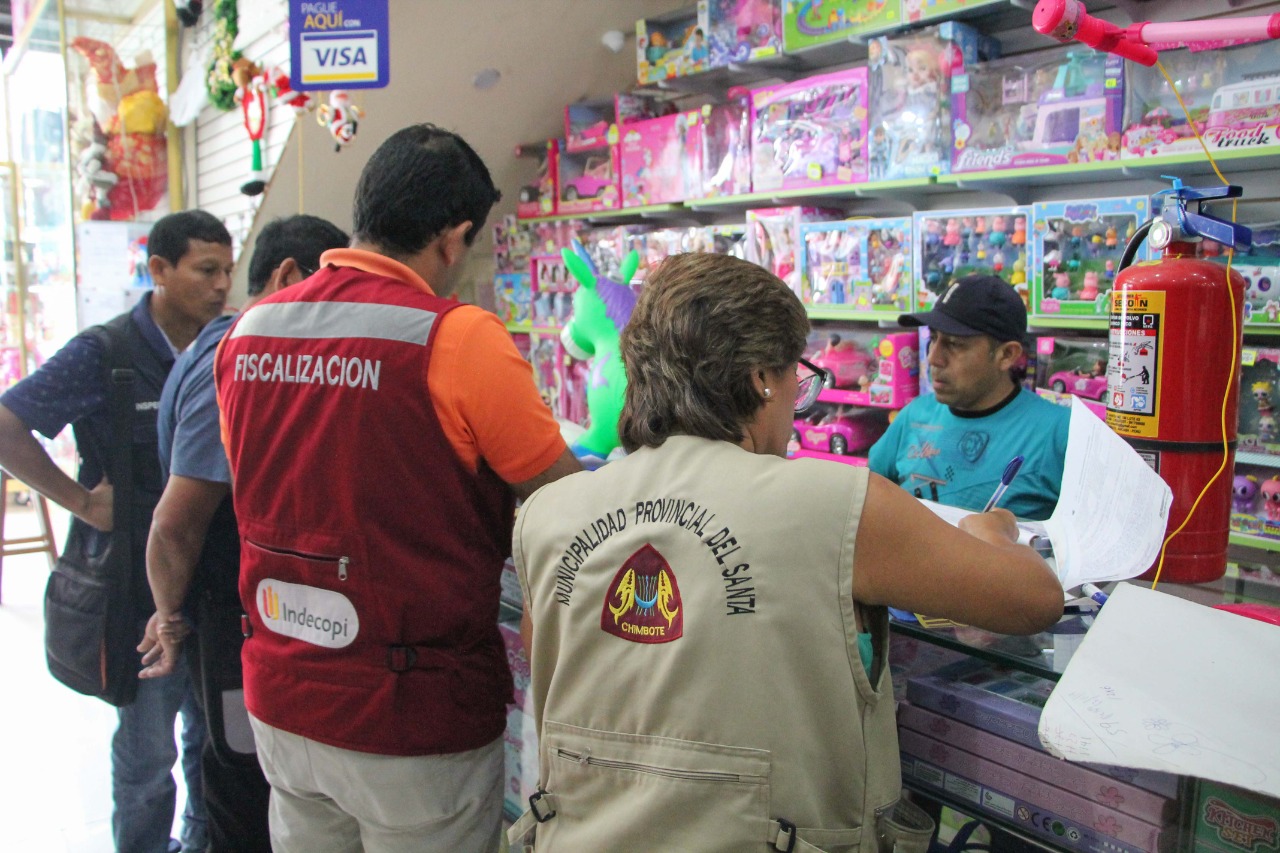 Chimbote: inspeccionan jugueterías con productos de dudosa procedencia y sin licencia