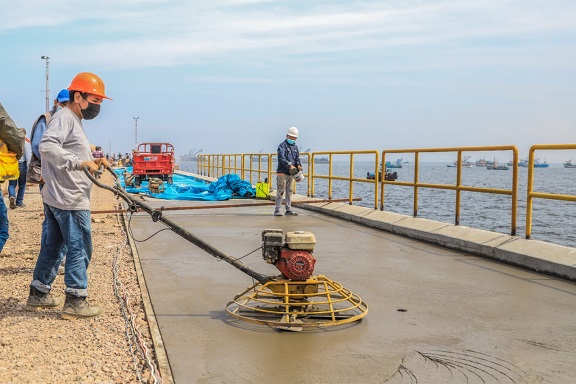 Alcalde supervisó avance de la obra de mejoramiento del muelle municipal Centenario