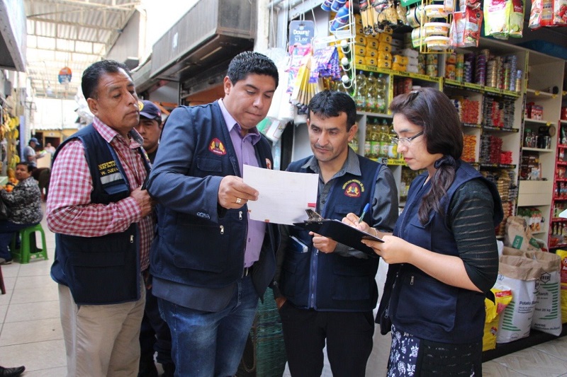 Inspeccionan seguridad en mercado Chacra a la Olla previo a fiestas de navidad y fin de año